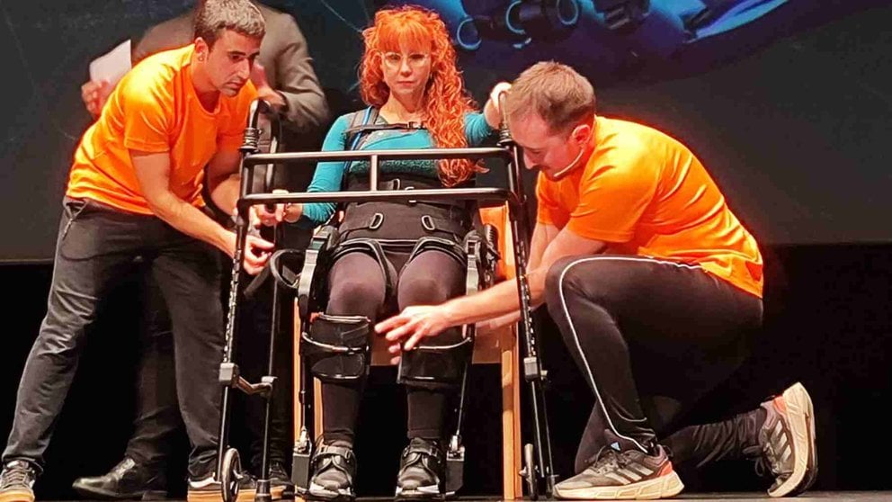 Inés Mateo, afectada por esclerosis múltiple y problemas de movilidad, probó el exoesqueleto durante el acto. COCEMFE