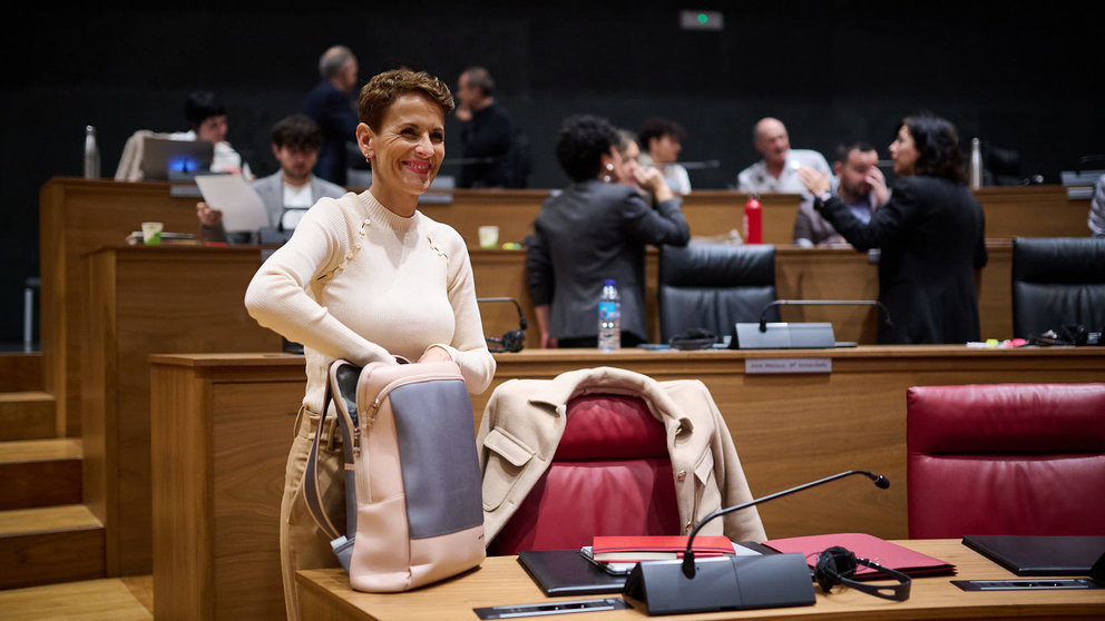 La presidenta de Navarra, María Chivite en su llegada al pleno del Parlamento. PABLO LASAOSA