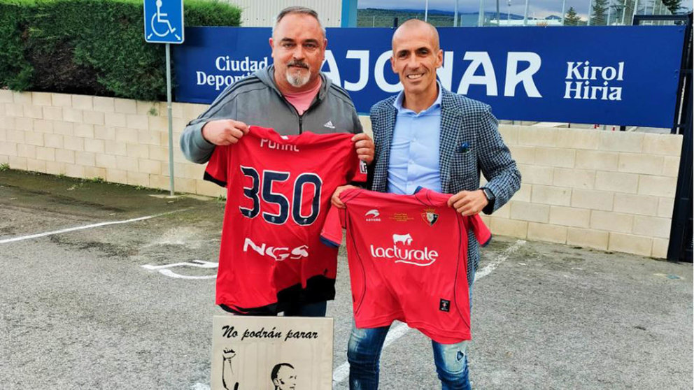 José Ángel By Patxi Puñal, que ha regalado su camiseta de los 350 partidos al acto solidario de Ablitas. Cedida.