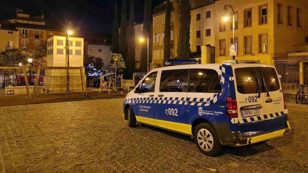Un coche patrulla de la Policía Municipal de Pamplona en el casco viejo de la ciudad. POLICÍA MUNICIPAL DE PAMPLONA