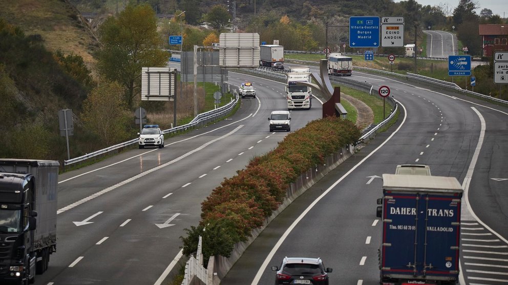 Controles de la Guardia Civil en la autovía A-1, en el límite entre Navarra y Álava, este 22 de octubre de 2020, día en el que entra en vigor el confinamiento perimetral de Navarra como medida para el control del Covid-19.