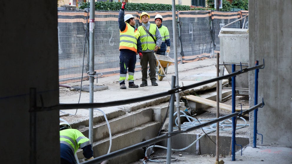 Unos operarios de la construcción trabajan en las obras del civivox del Segundo Ensanche, en la plaza de Salesianos de Pamplona. IÑIGO ALZUGARAY