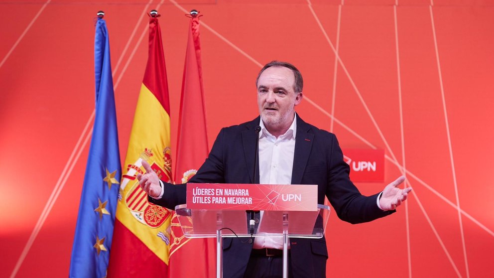 Javier Esparza interviene ante los afiliados durante el Día del Partido de UPN celebrado en el Velódromo Miguel Induráin de Tafalla. CEDIDA
