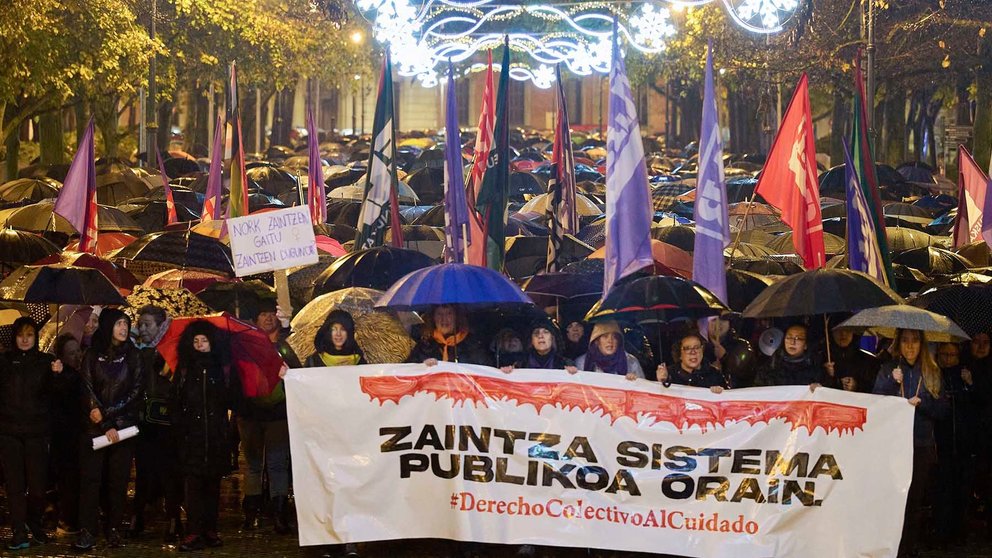 Miles de personas marchan convocadas por los sindicatos con motivo de la huelga feminista este jueves en Pamplona. EFE/ Iñaki Porto