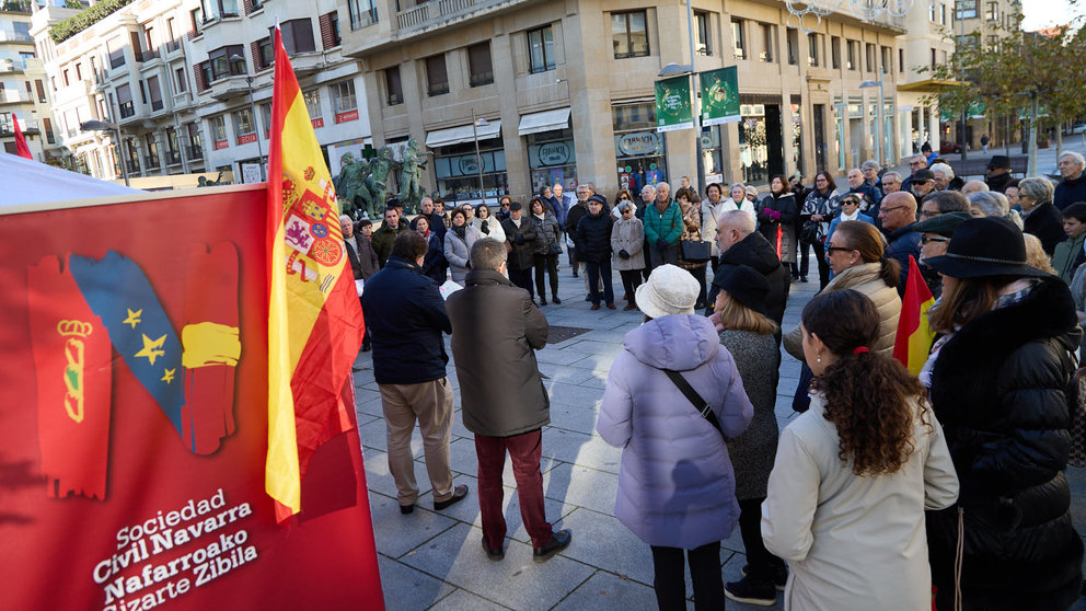 Sociedad Civil Navarra celebra el 45º aniversario del referéndum que aprobó la Constitución española de 1978 con la lectura diferentes artículos de la Carta Magna. IÑIGO ALZUGARAY