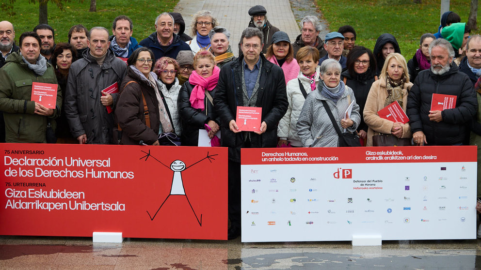 El Defensor del Pueblo de Navarra, Patxi Vera, y representantes de 56 entidades sociales firman una declaración para conmemorar el 75º aniversario de la promulgación de los Derechos Humanos, en el Parque del Mundo de Pamplona. IÑIGO ALZUGARAY