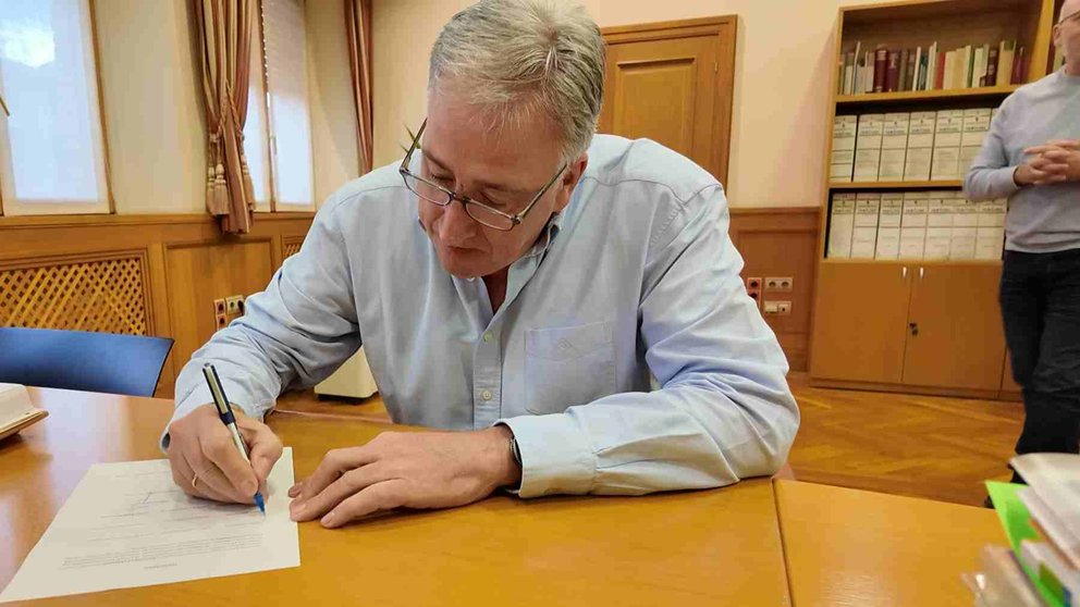 Joseba Asirón firma en el registro la moción de censura que desalojará a UPN de la alcaldía de Pamplona.