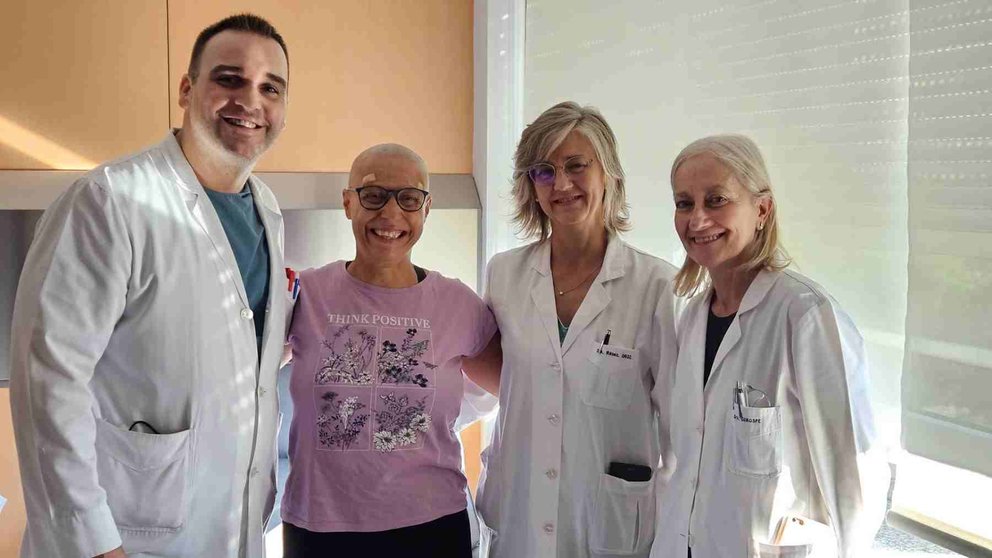 Marina Silva, después de recibir el tratamiento bilateral con el sistema HIFU, acompañada por los doctores González-Quarante, Rodríguez Oroz y Gorospe. CLÍNICA UNIVERSIDAD DE NAVARRA