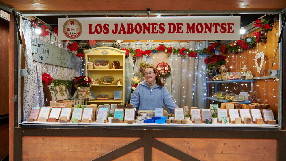 Irene Jaso Bueno en el puesto de los Jabones de Montse de la Feria de Navidad de Pamplona. IRANZU LARRASOAÑA