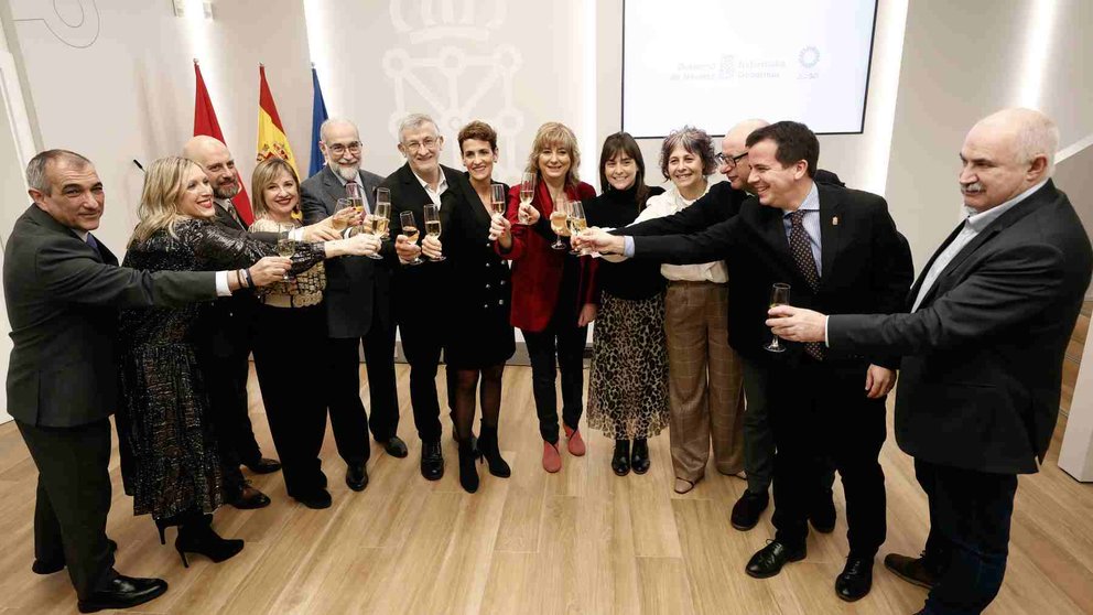 Los miembros del Gobierno de Navarra brindan por la Navidad. EFE