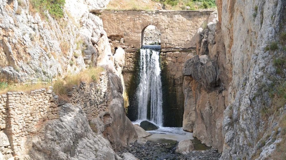 La cascada de agua salada en la localidad de Salinas de Oro (Navarra). Facebook Tierras de Iranzu.