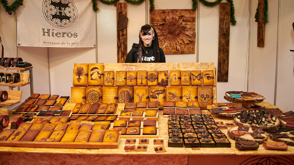 Amaia Elorza en el puesto del taller Hieros en la Feria de Navidad de la Plaza de Toros de Navarra. IRANZU LARRASOAÑA