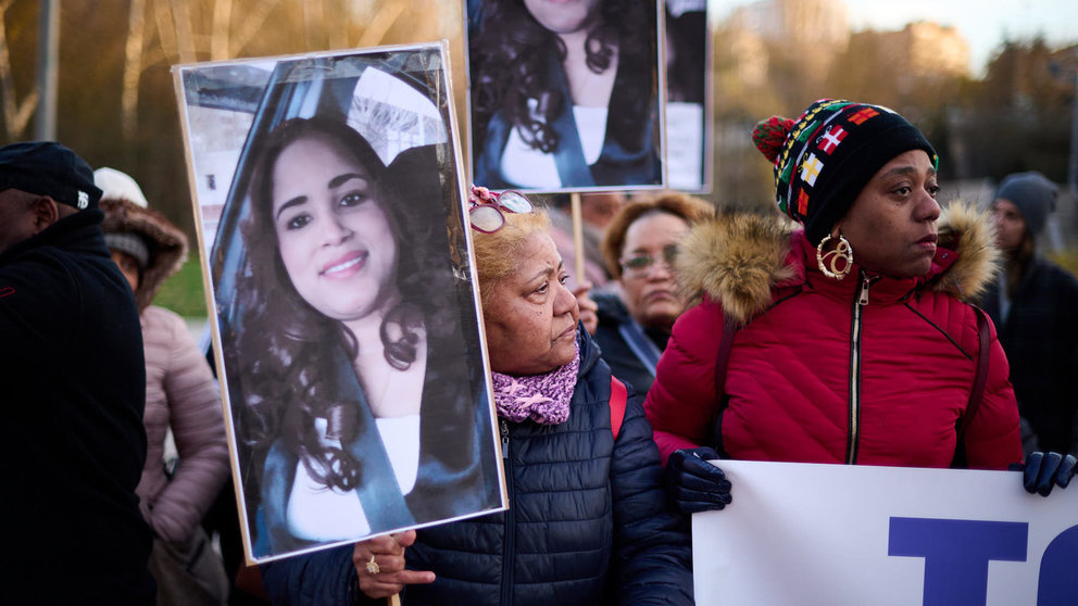 Concentración convocada por la familia de la mujer dominicana desaparecida en Pamplona hace tres semanas. PABLO LASAOSA