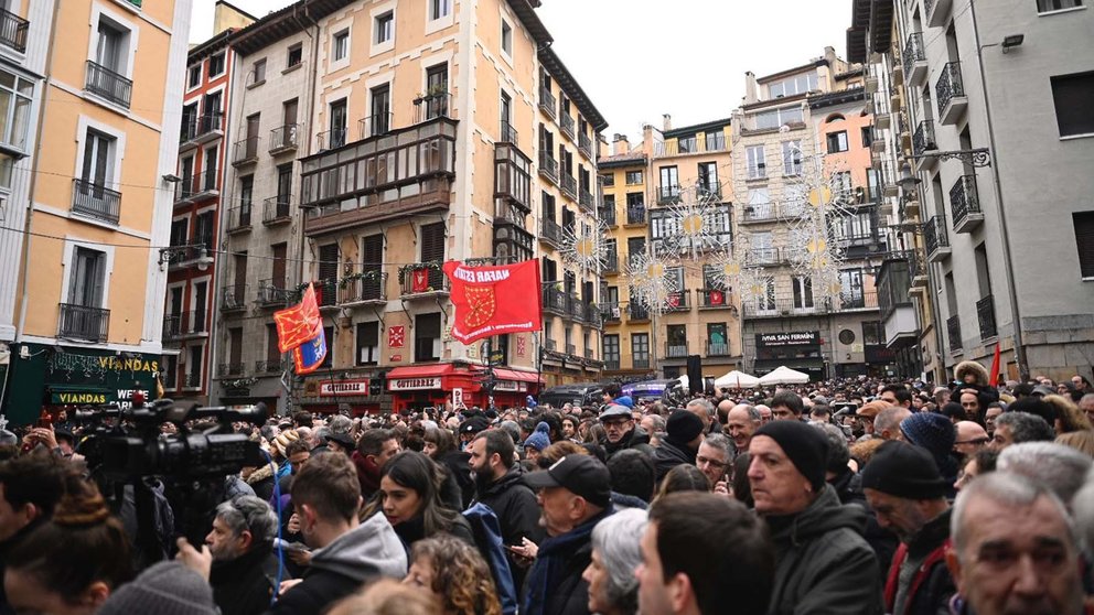 Decenas de personas se están concentrando este jueves en la plaza Consistorial de Pamplona en apoyo a la moción de censura en el Ayuntamiento para dar la alcaldía a Joseba Asiron, edil de EH Bildu