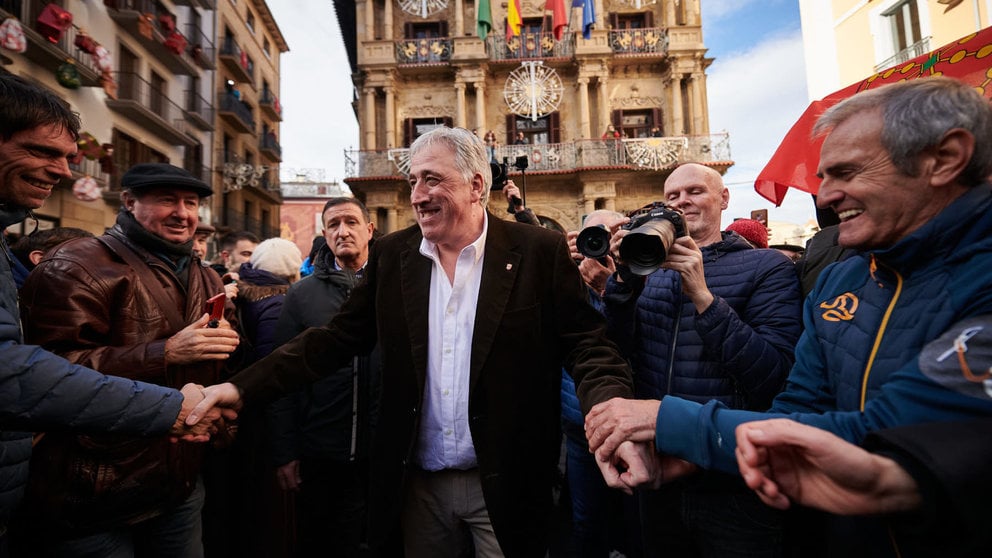 El nuevo alcalde de Pamplona, Joseba Asirón, sale a saludar a las personas en la Plaza del Ayuntamiento después de la moción de censura. PABLO LASAOSA