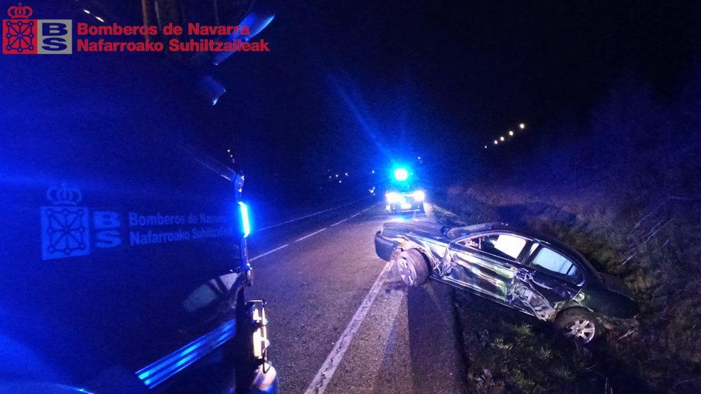 Imagen de uno de los vehículos implicados en el accidente. BOMBEROS DE NAVARRA