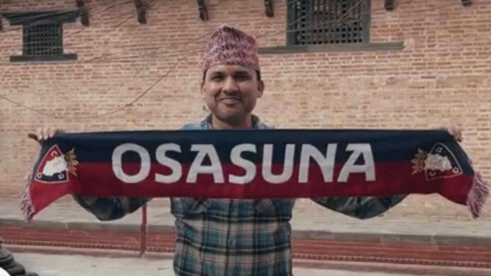 La historia de Keshav, un rojillo en Nepal, el nuevo video de Serie-B Producciones para celebrar el primer día de la Escalera de San Fermín de 2024.