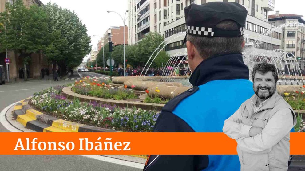 Un agente de la Policía municipal de Pamplonasupervisa un corte de tráfico en la rotonda de Merindades durante una manifestación POLICÍA MUNICIPAL DE PAMPLONA (1)