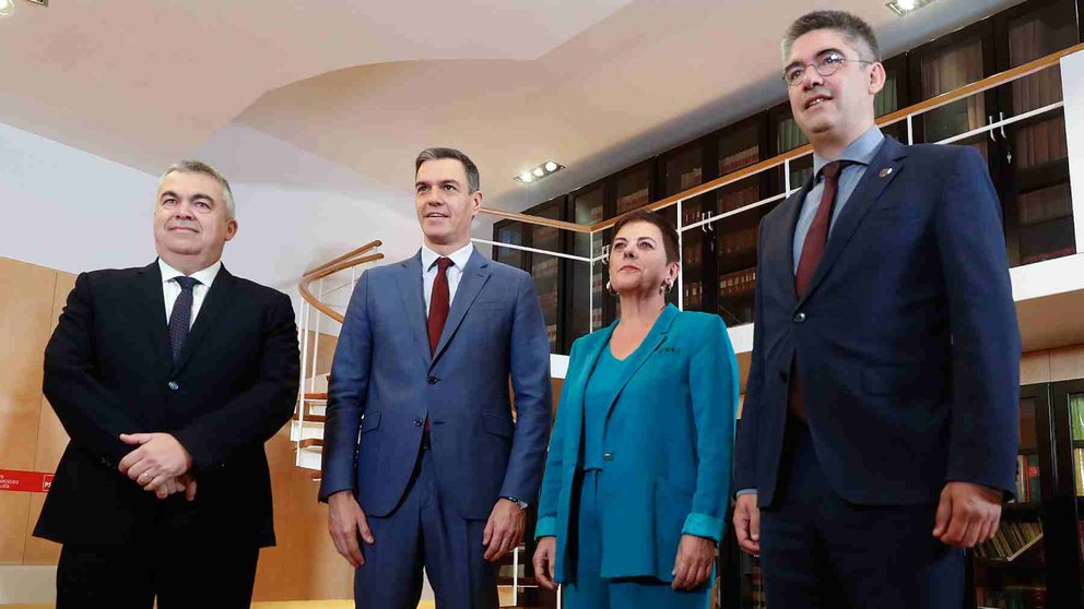 Santos Cerdán y Pedro Sánchez junto a los representantes de Bildu tras sellar su pacto en el Congreso de los Diputados.