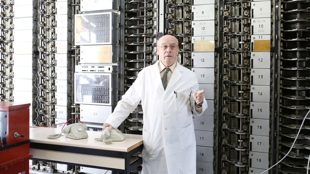 Carlos Nagore, ante la central telefónica de la ciudad de Valencia, durante una de sus visitas guiadas al Museo de Telecomunicaciones. UPNA