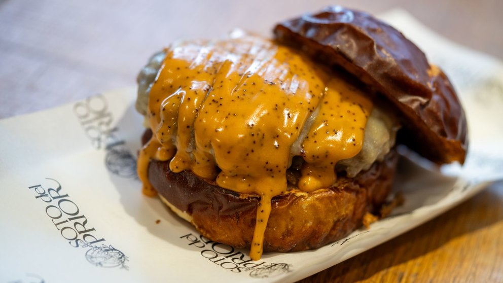 Imagen de la 'Emmy Burger' de Soto del Prior candidata a ser la mejor hamburguesa de España. CEDIDA