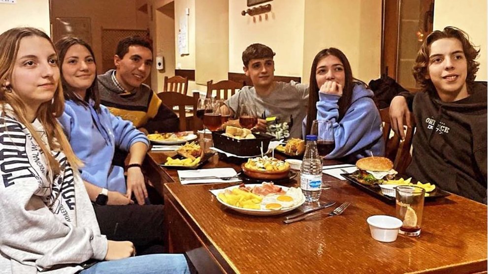 La juventud de Riocavado de la Sierra disfruta del bar abierto en su localidad. Instagram.