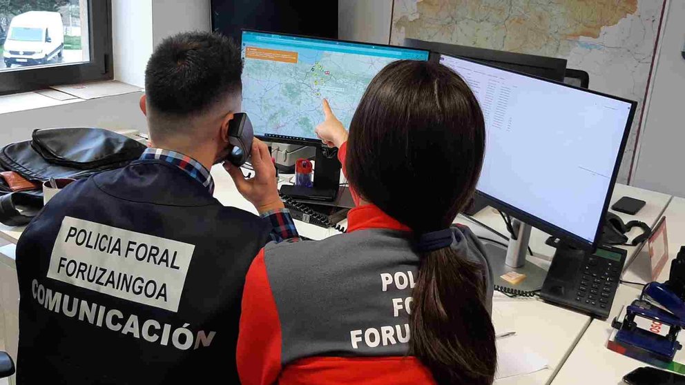 Investigadores de la Policía Foral trabajando ante un ordenador. POLICÍA FORAL
