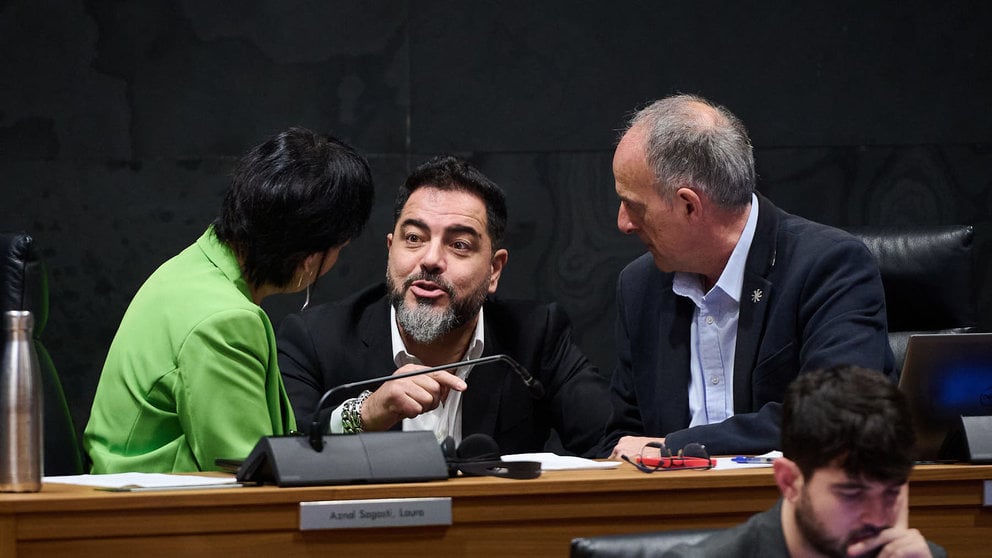Ramón Alzórriz, PSN, habla con Laura Aznal y Adolfo Araiz, EH Bildu, durante la celebración del pleno del Parlamento. PABLO LASAOSA