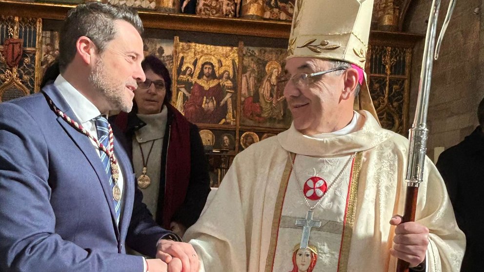 Florencio Roselló tomó posesión este domingo como nuevo obispo de Tudela. En la imagen, saluda al alcalde, Alejandro Toquero.