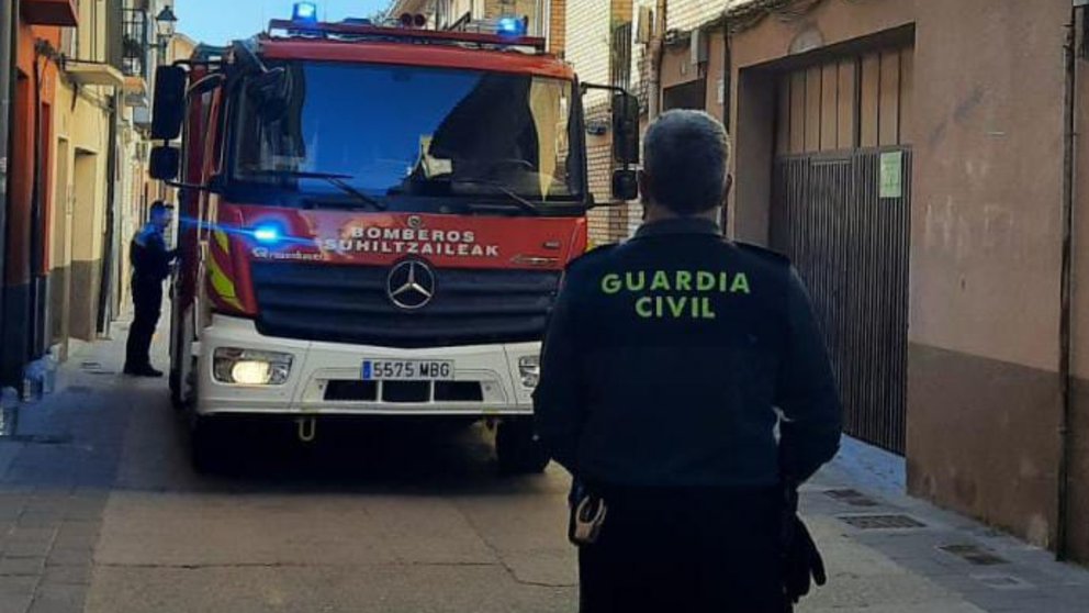 La Guardia Civil y los bomberos intervienen en el incendio de una vivienda en Cintruénigo. GUARDIA CIVIL