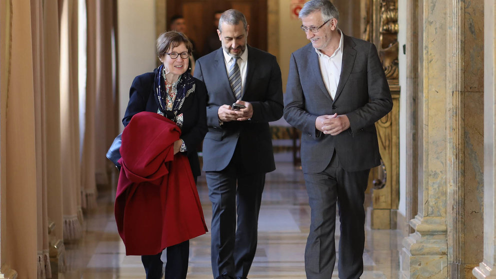 La cónsul Marianne Carré, Miguel Ángel Cazón y el vicepresidente Félix Taberna, hoy, en los momentos previos a su encuentro en el Palacio de Navarra. GOBIERNO DE NAVARRA