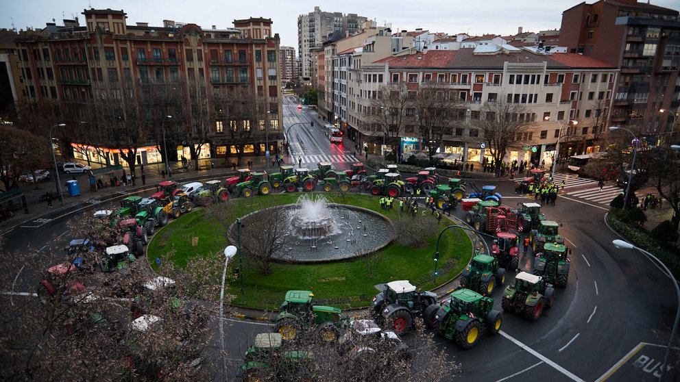 Cientos de tractores colapsan el centro de Pamplona durante la tercera jornada de protestas de los agricultores. PABLO LASAOSA