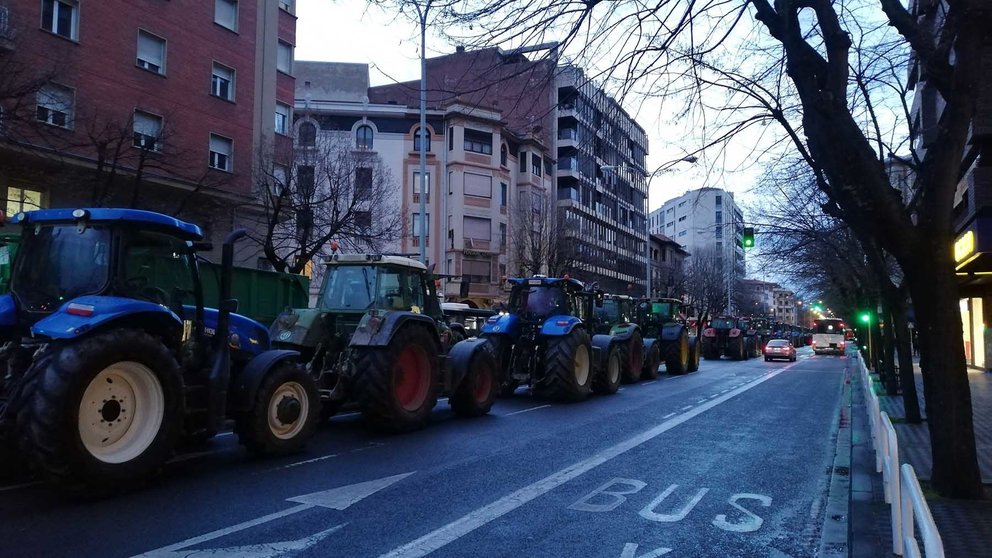 La protesta de tractores ocupa la Avenida Baja Navarra provocando afecciones al tráfico. EUROPA PRESS