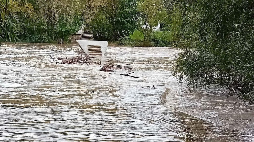 Fotografía de las pasarelas del río Arga en Pamplona tras el temporal de lluvia. POLICÍA MUNICIPAL DE PAMPLONA