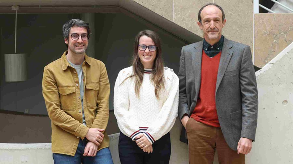 Miguel Araiz, Leyre Catalán y David Astrain, en el campus de Arrosadia, en Pamplona, ya de vuelta de la Antártida. UPNA