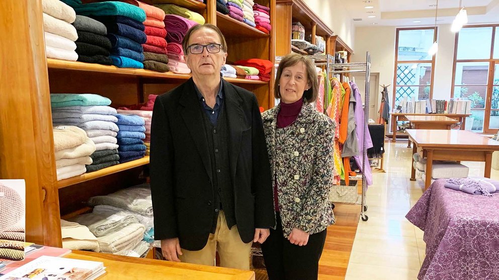 Pedro Astiz y Ana Erro en la tienda tejidos San Andrés en Pamplona. Navarra.com