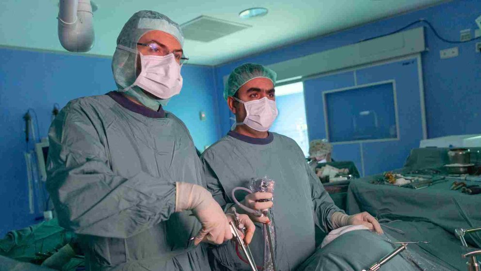El Dr. Víctor Rodrigo (a la izquierda) durante una de las intervenciones realizadas recientemente en la Clínica para reparar hernias dorsales torácicas. CLÍNICA UNIVERSIDAD DE NAVARRA