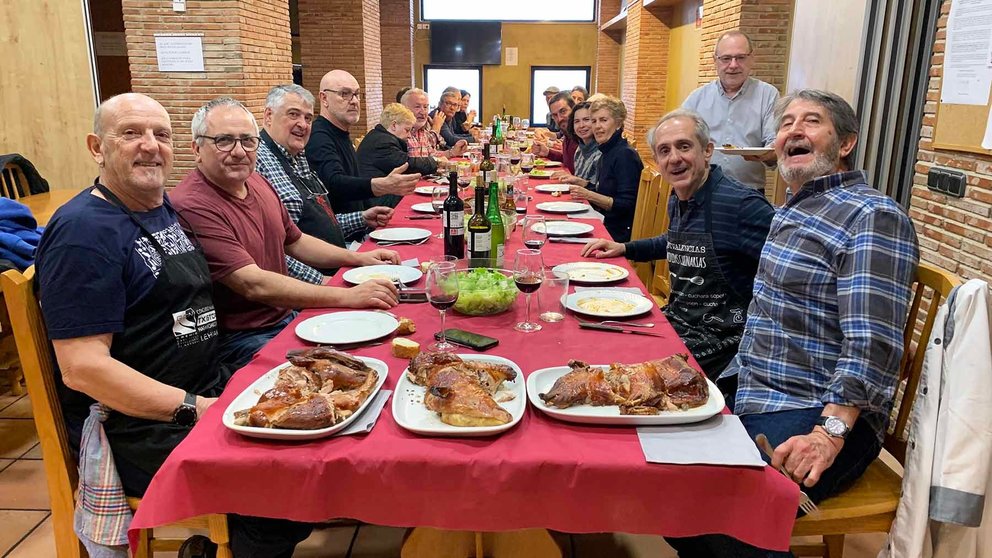 Los veteranos de tenis de mesa de Oberena se disponen a comer gorrín asado. Navarra.com