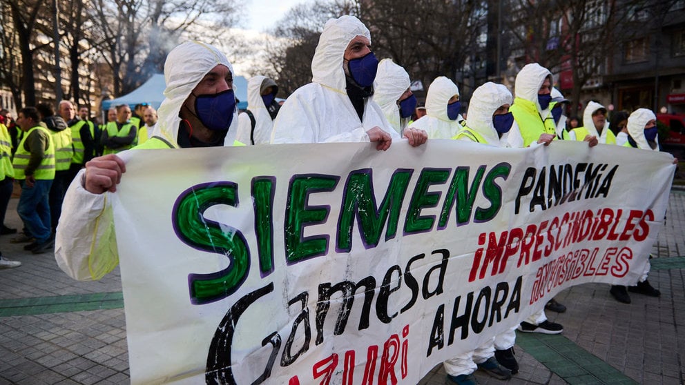 La plantilla de Siemens Gamesa de la planta de Arazuri realiza una parodia en protesta por "la situación de discriminación con otros centros" bajo el lema 'Antes imprescindibles, ahora invisibles' y para reclamar un convenio "que acabe con esas diferencias". PABLO LASAOSA