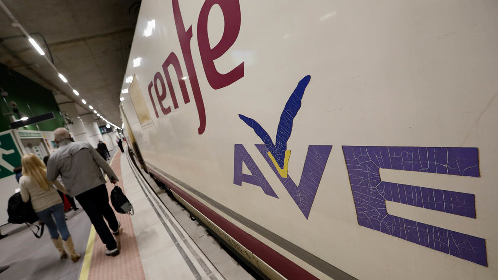Pasajeros junto a un tren de alta velocidad ( AVE ) en una estación de tren, en una imagen de archivo. EDU BOTELLA / EUROPA PRESS