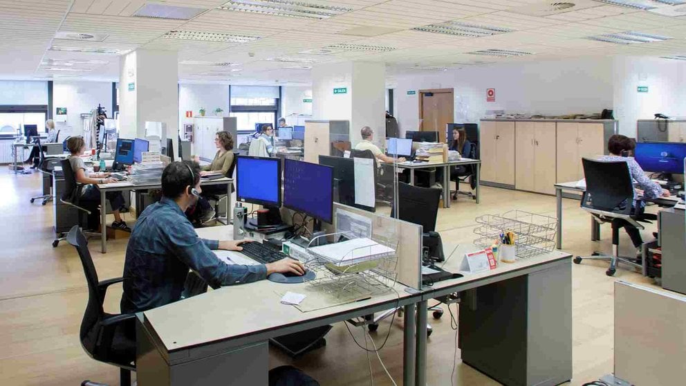 Funcionarios trabajando en una oficina del Gobierno de Navarra. GOBIERNO DE NAVARRA