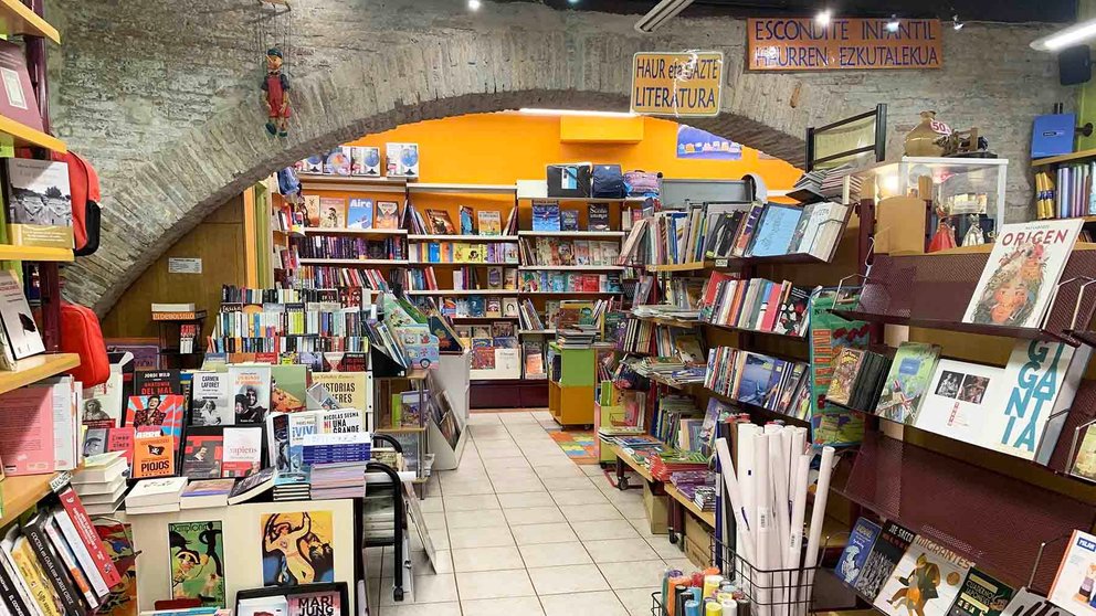 Interior de la librería Abárzuza en la calle Santo Domingo de Pamplona. Navarra.com