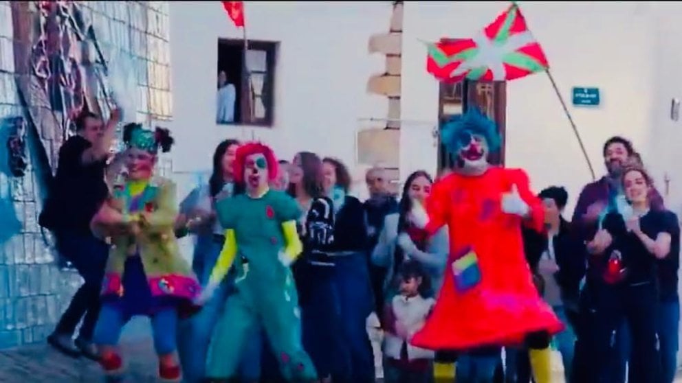 Fotograma del vídeo protagonizado por los payasos Pirritx, Porrots y Marimotots, en el que piden en una canción infantil la excarcelación de los presos de ETA.