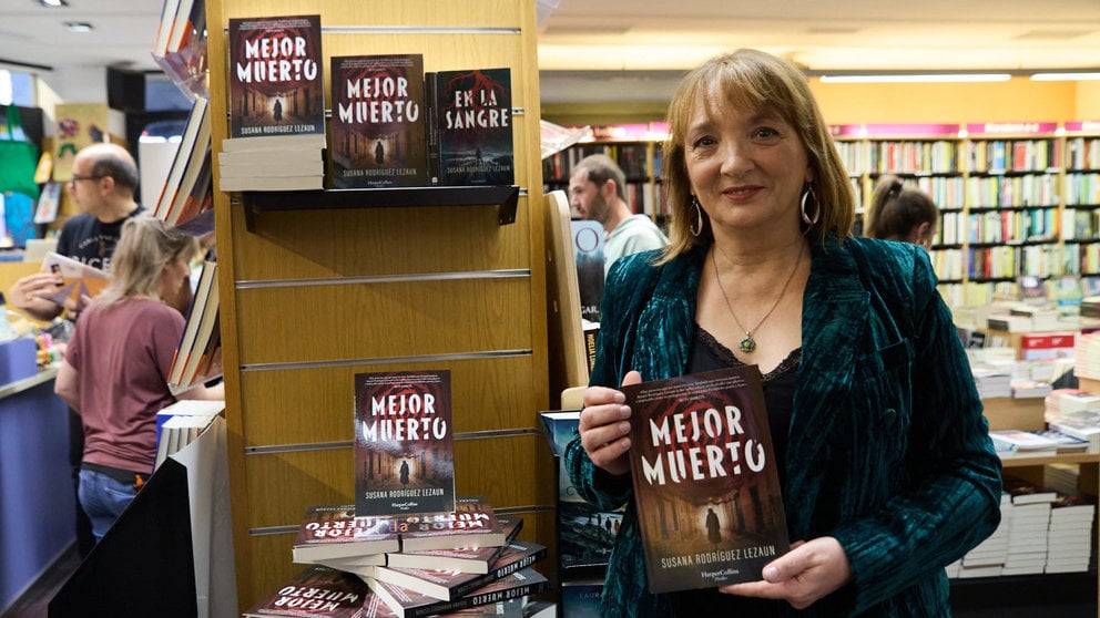 La escritora navarra Susana Rodríguez presenta su nuevo libro 'Mejor muerto' en la Librería Elkar, en la calle Comedias de Pamplona. IÑIGO ALZUGARAY