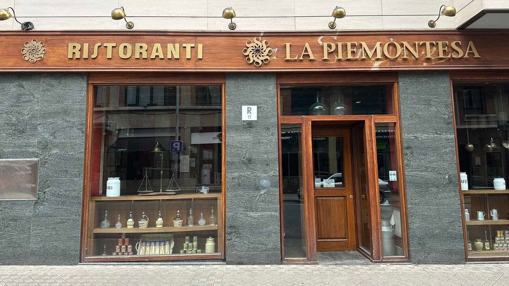 Fachada del restaurante italiano La Piemontesa en Pamplona. IRANZU LARRASOAÑA