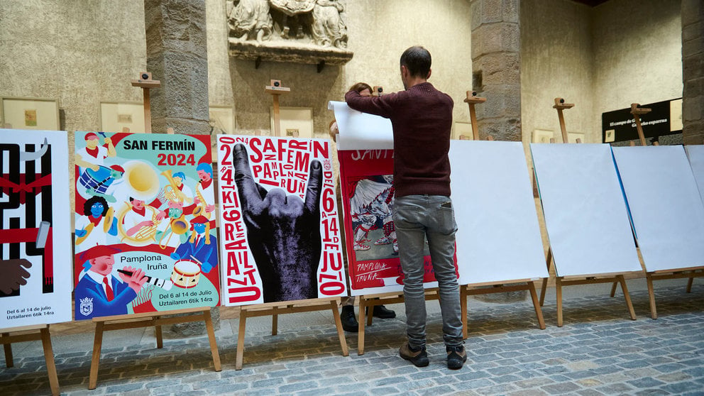 Presentación de las diez obras finalistas del concurso de carteles de San Fermín 2024. PABLO LASAOSA