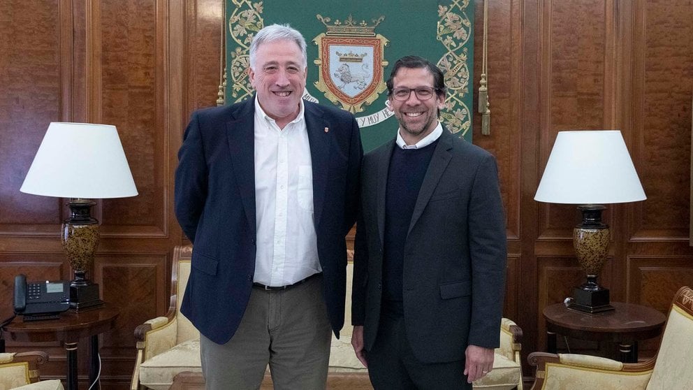 El alcalde de Pamplona, Joseba Asiron, recibe al cónsul de Estados Unidos en Madrid, Rafael Andrade. AYUNTAMIENTO DE PAMPLONA