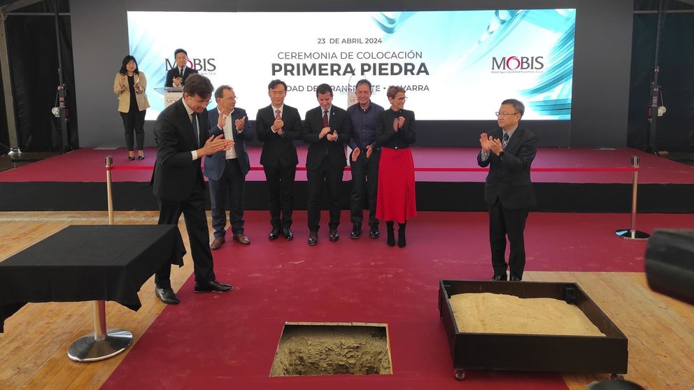 La presidenta del Gobierno de Navarra, María Chivite, en el acto de colocación de la primera piedra de la planta de Mobis Spain Electrified Powertrain en el término de Noáin. EUROPA PRESS