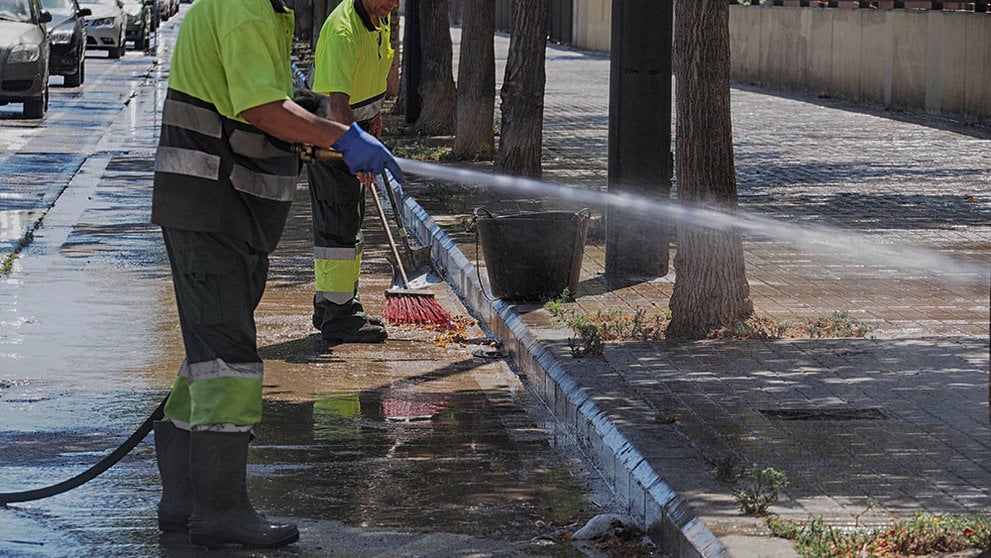 Imagen de archivo de empleados del Ayuntamiento de Pamplona llevando a cabo labores de limpieza. AYUNTAMIENTO DE PAMPLONA