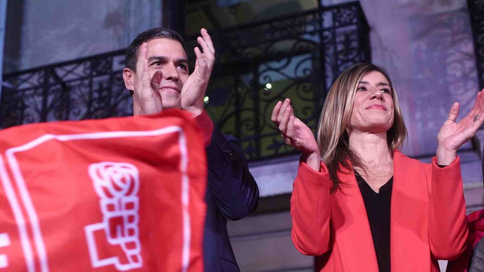 Pedro Sánchez y Begoña Gómez celebrando en el balcón de la sede del PSOE en Ferraz. EUROPA PRESS